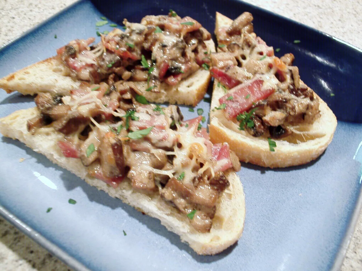 Crostini With Mushrooms, Prosciutto, and Bleu Cheese
