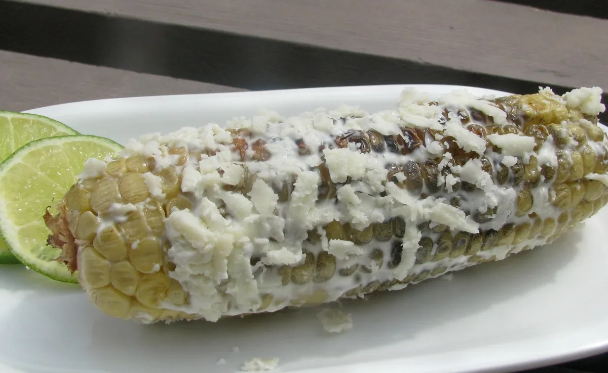 Кубинська грильована кукурудза з сиром котія