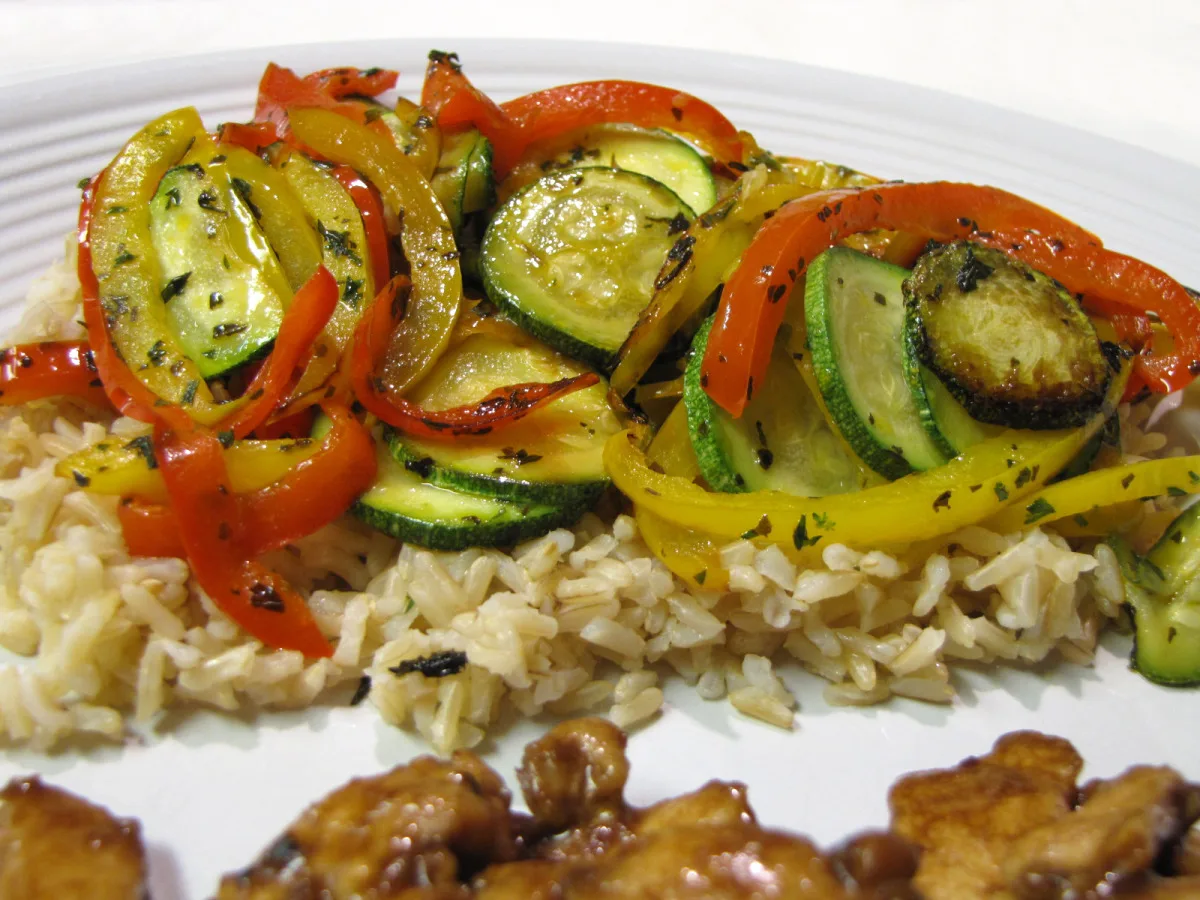 Easy Brown Rice With Peppers and Zucchini