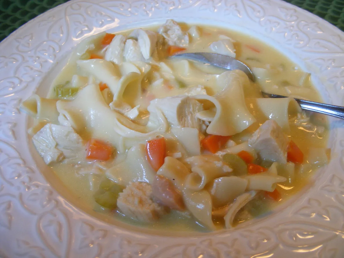Улюблений кремовий курячий суп з локшиною