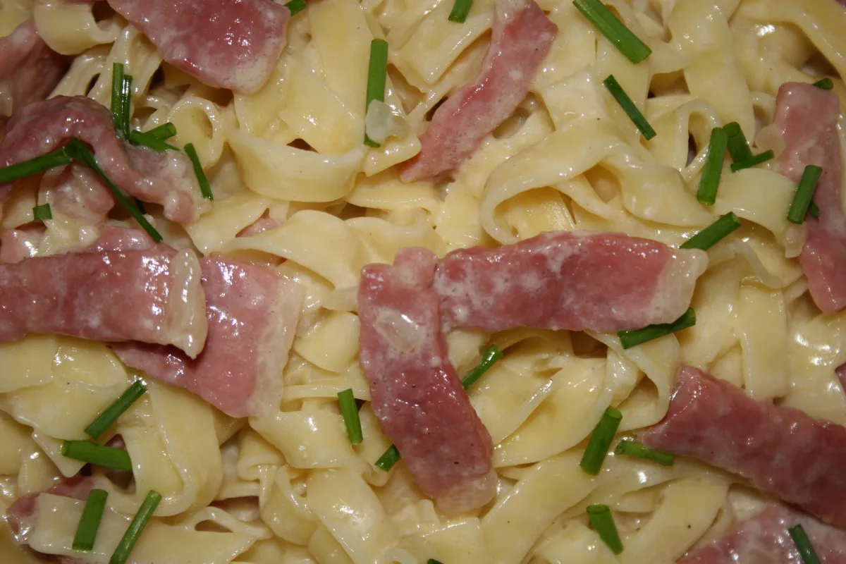 Fettuccine with Ham and Cream