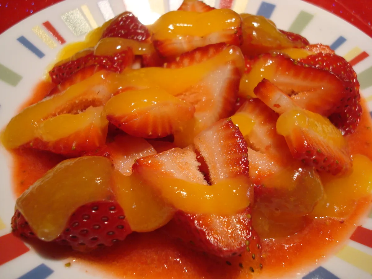 Fresh Strawberries With Lemon Curd