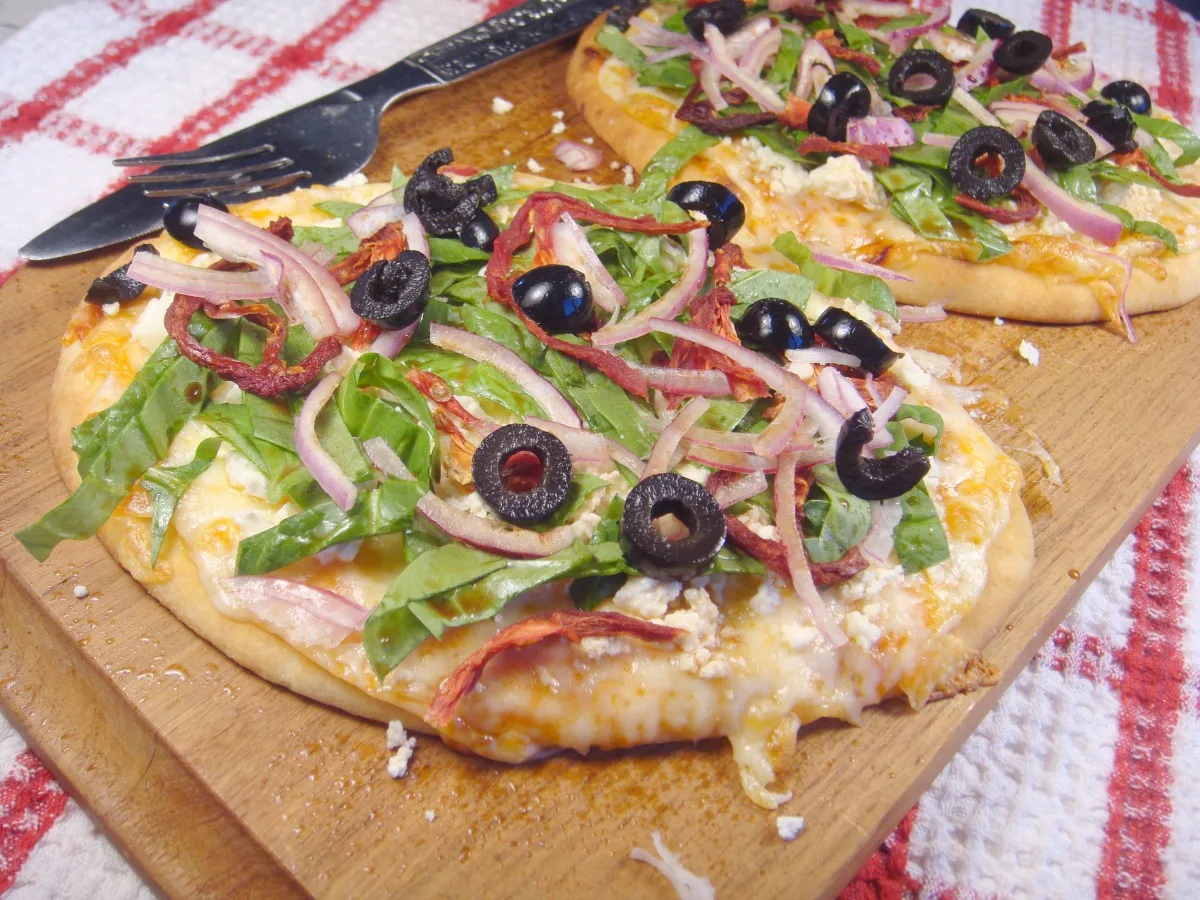 Greek-Style Spinach-Olive Pizza (Vegetarian)