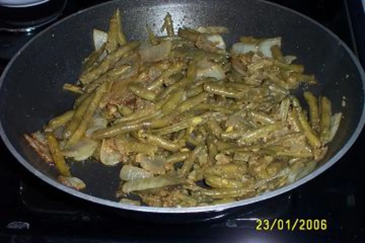 Green Beans Sautéed With Onions and Bread Crumbs