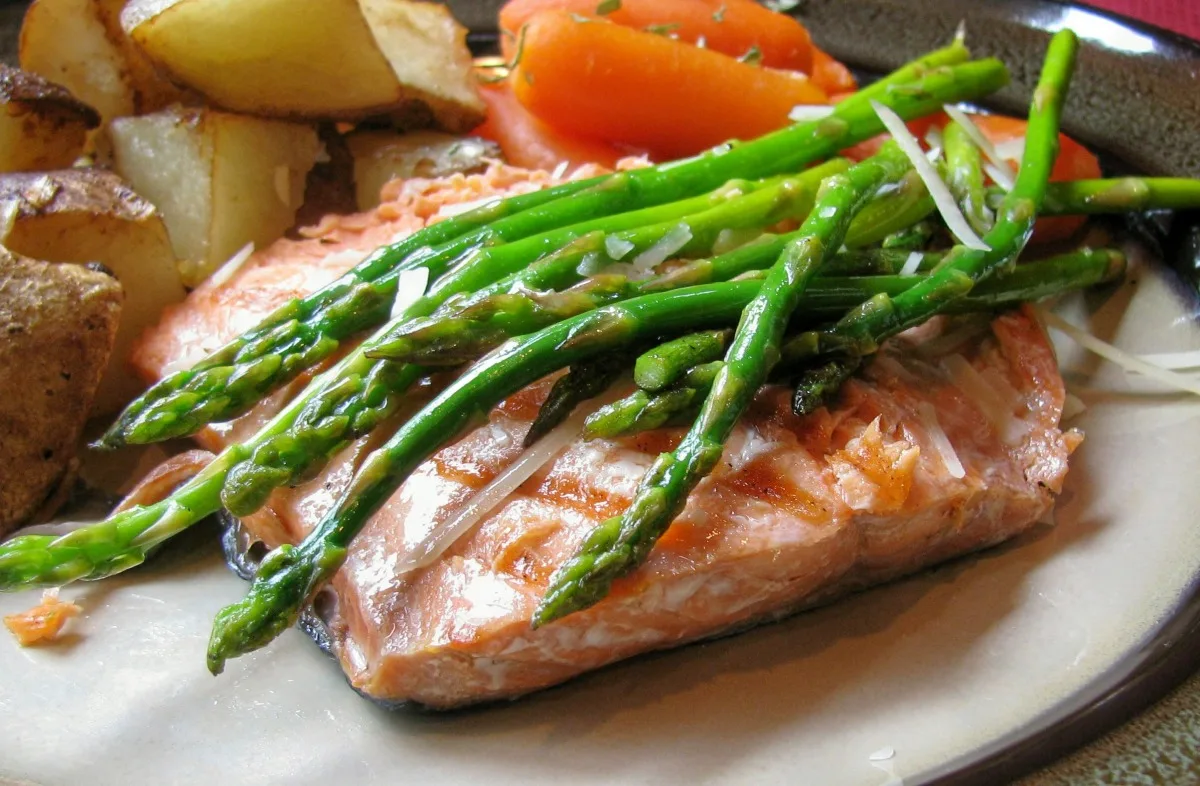 Grilled Garlic Asparagus and Salmon