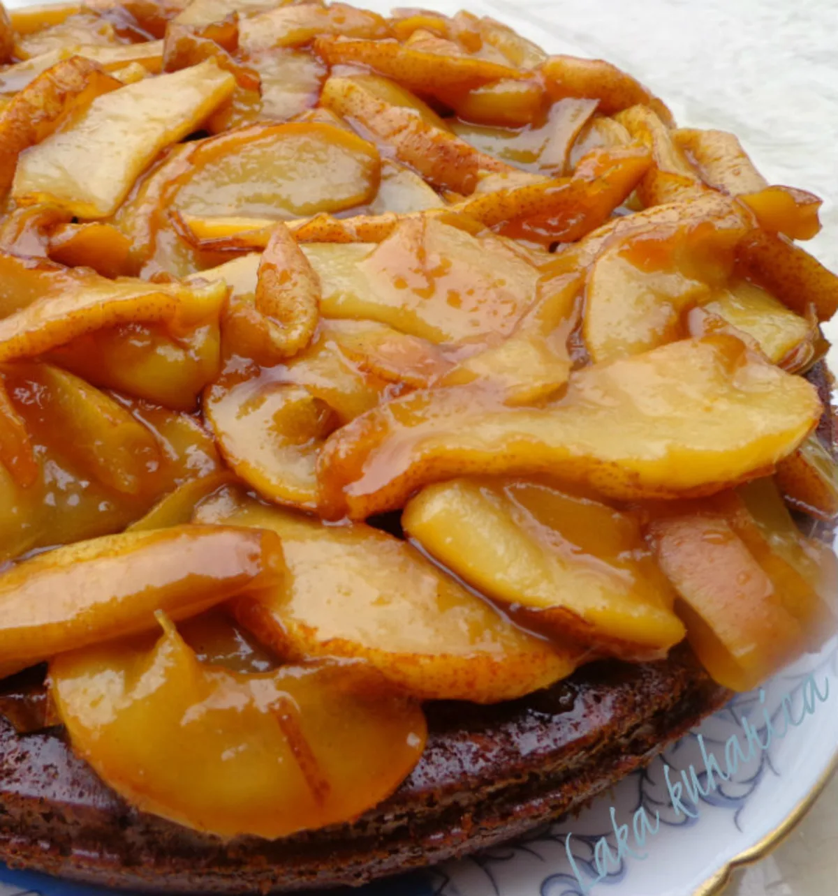 Медовий торт з карамелізованими грушами