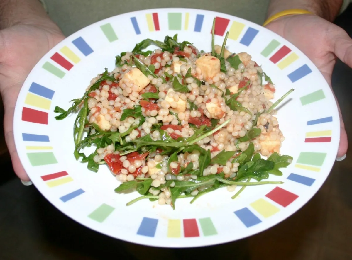 Салат з ізраїльським кускусом, помідорами та моцарелою
