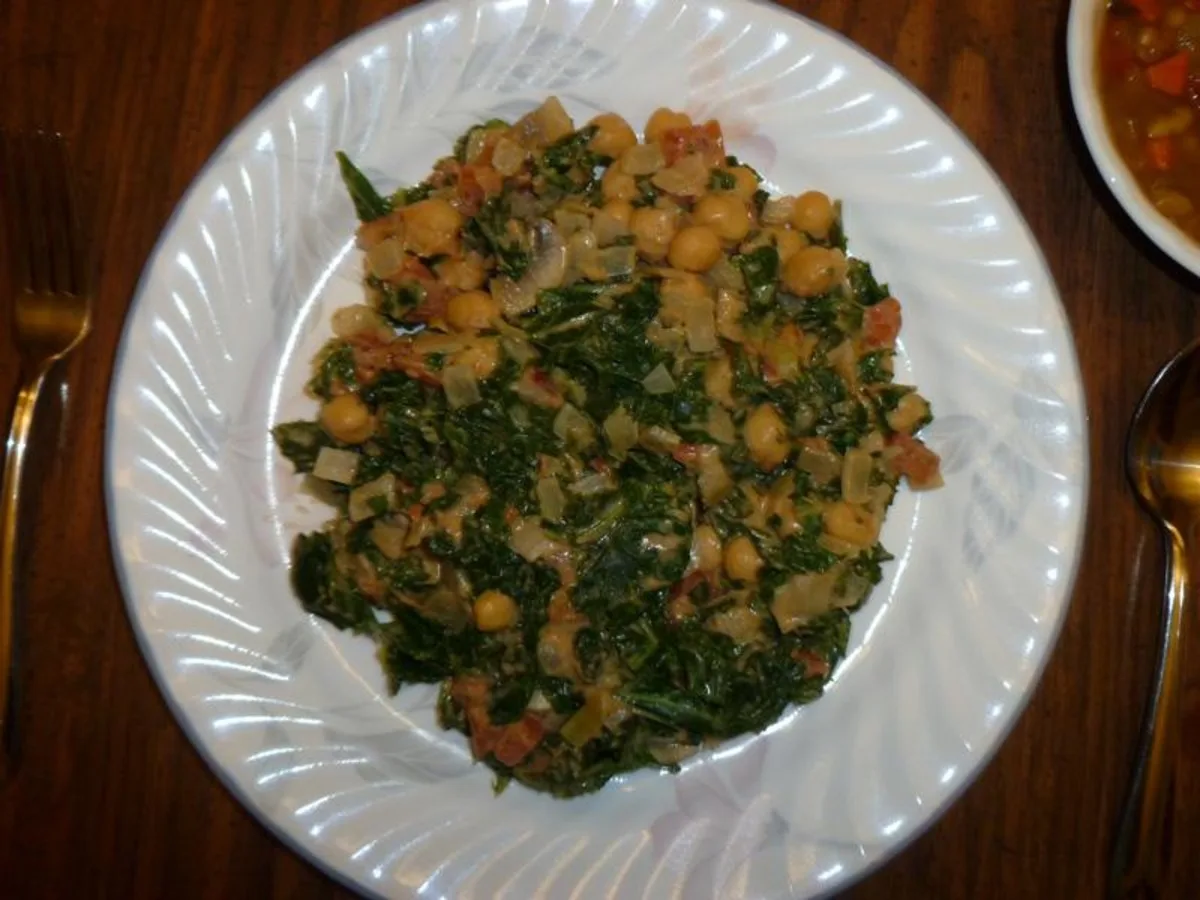 Kale With Chickpeas in Peanut Sauce