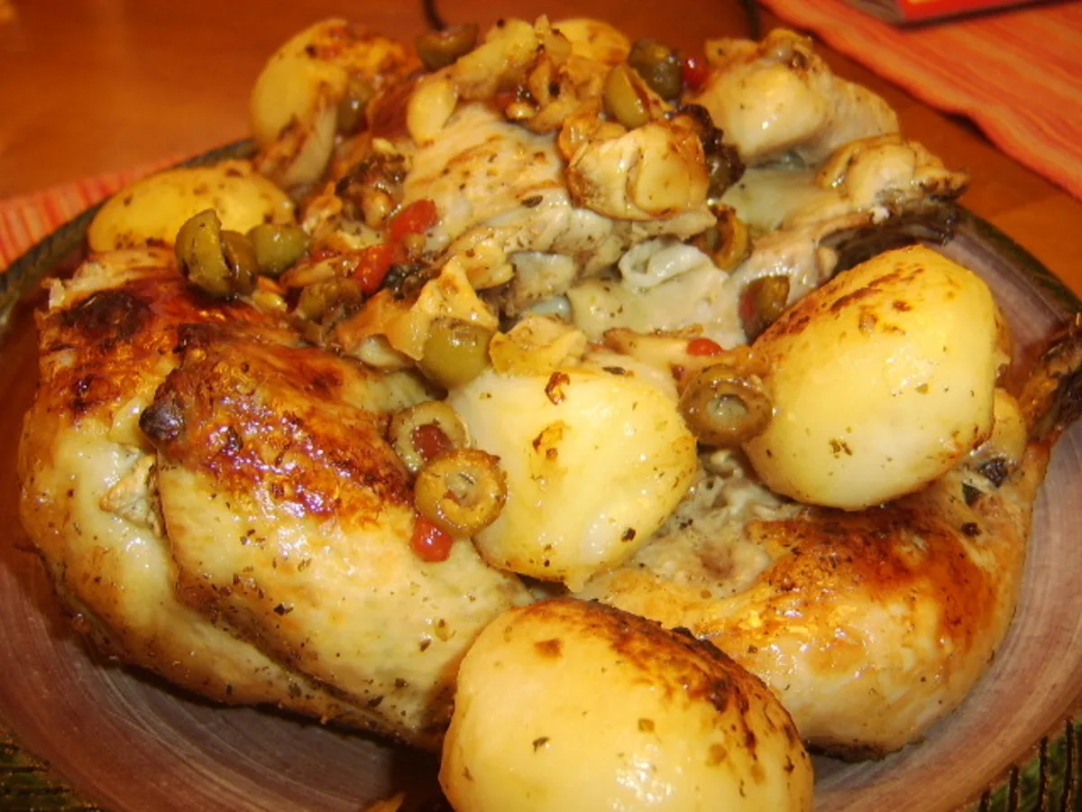 Грецька запечена курка з лимоном, часником і картоплею