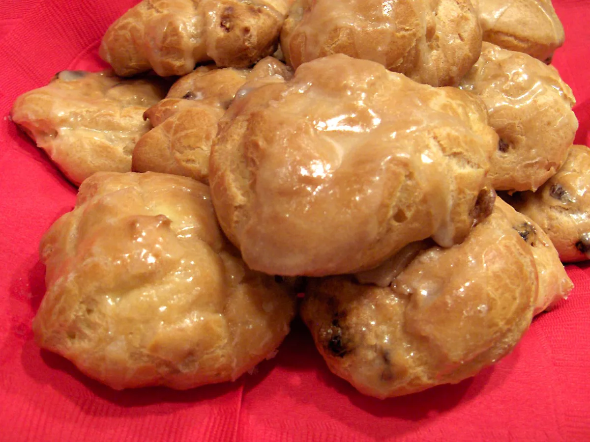 Lemon Frosted Golden Raisin Buns