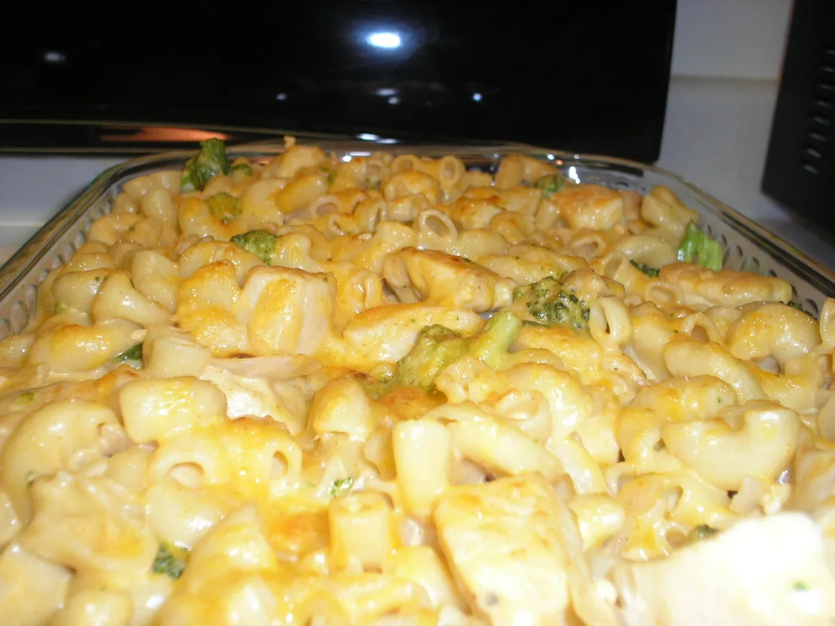 Macaroni and Cheese With Broccoli and Chicken
