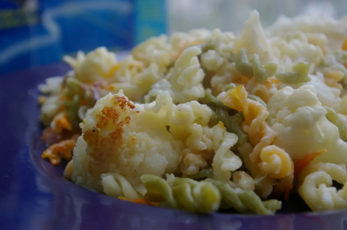 Макарони з сиром і овочами