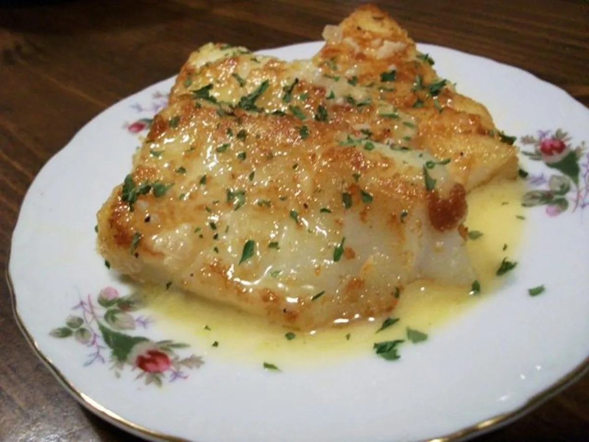 Риба, обсмажена на сковороді з лимонно-масляним соусом