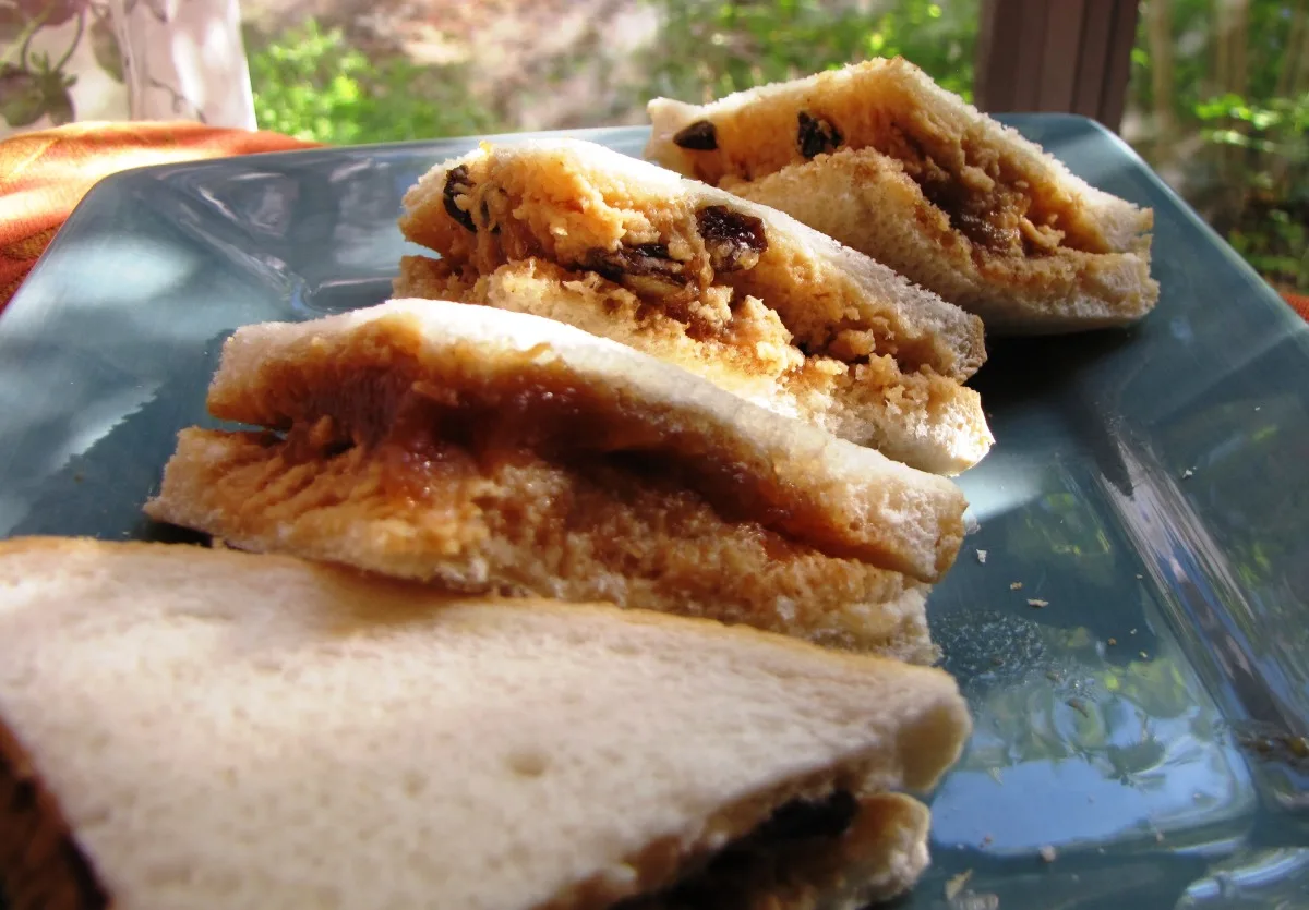 Сендвіч з арахісовим маслом і яблучним маслом