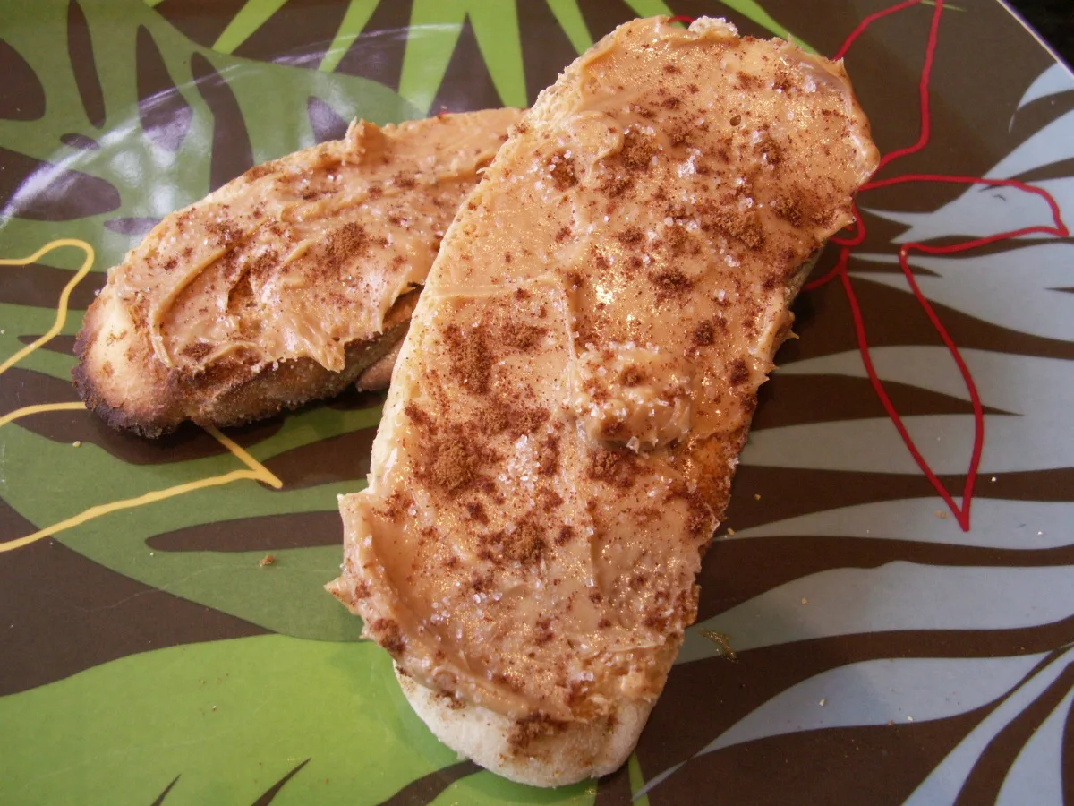 Тост з арахісовим маслом і корицею