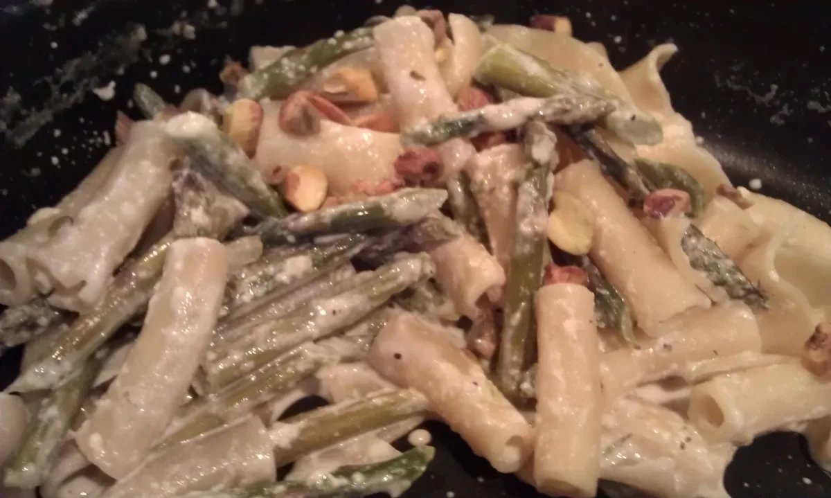 Penne With Pistachios, Asparagus, and Cream