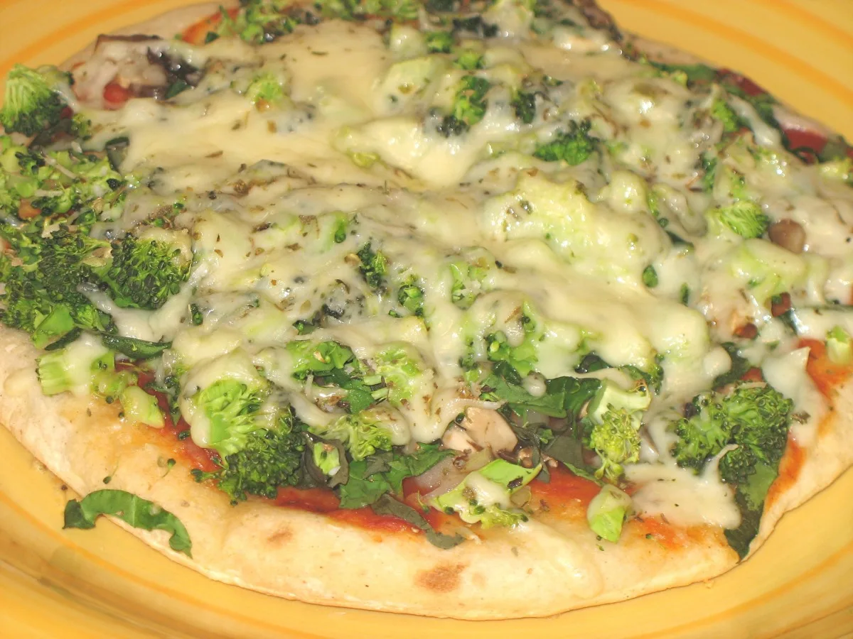 Pita Pizza, Spinach, Broccoli, Onion, and Mushroom