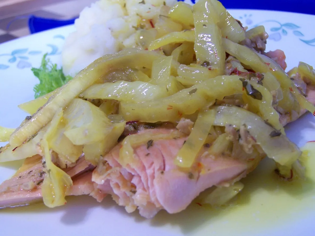 Тушкований лосось на фенхелі з шафраном і молюсками