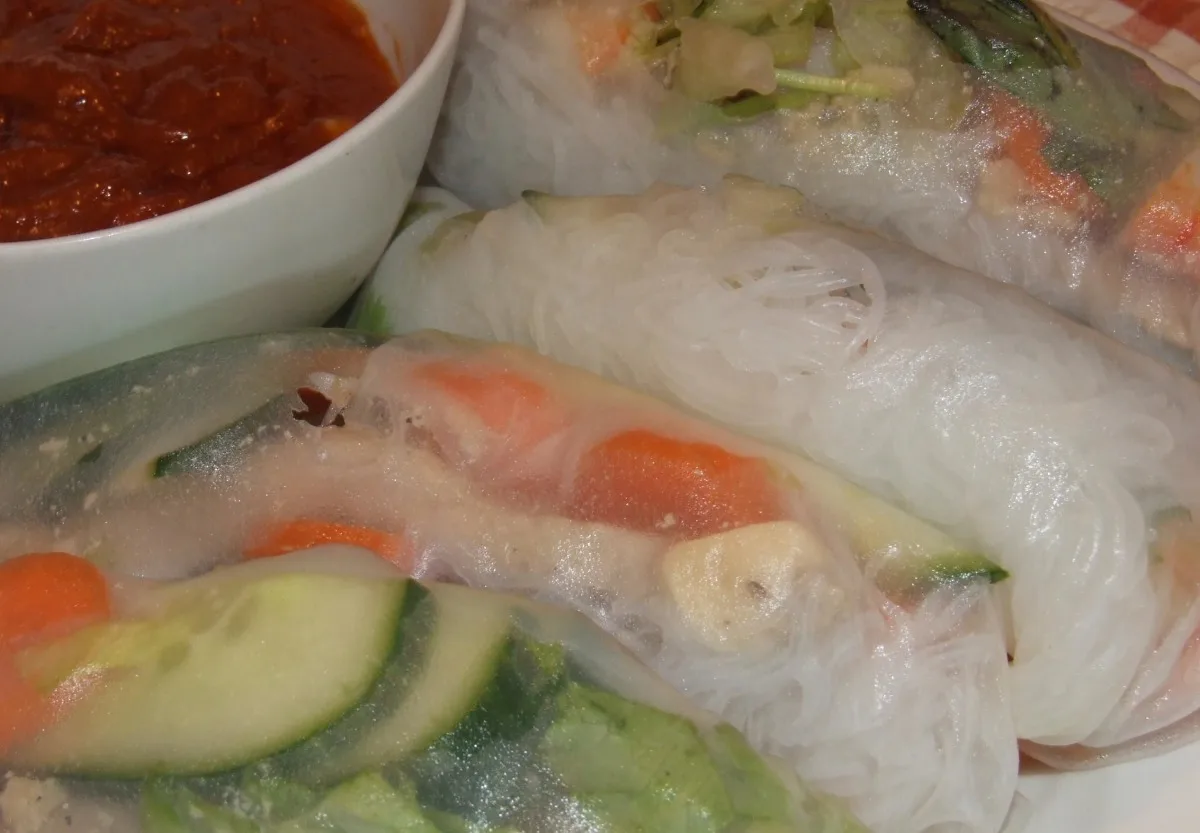 Pork and Shrimp Spring Roll (Goi Cuon) With Peanut Sauce (Nuoc L