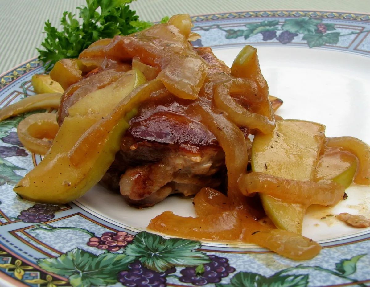 Pork Chops With Apples and Thyme