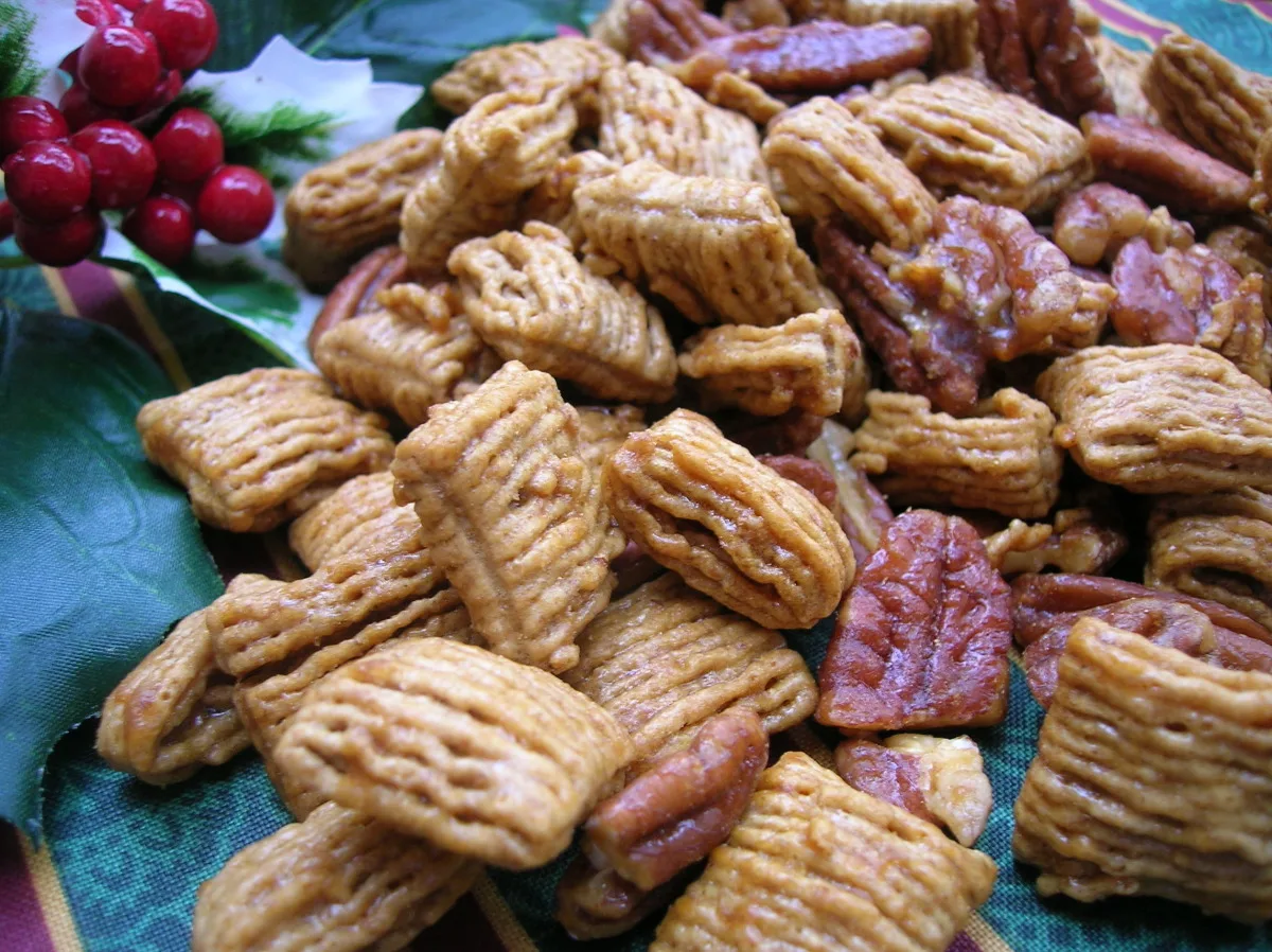 Praline Pecan Crunch Snack Mix