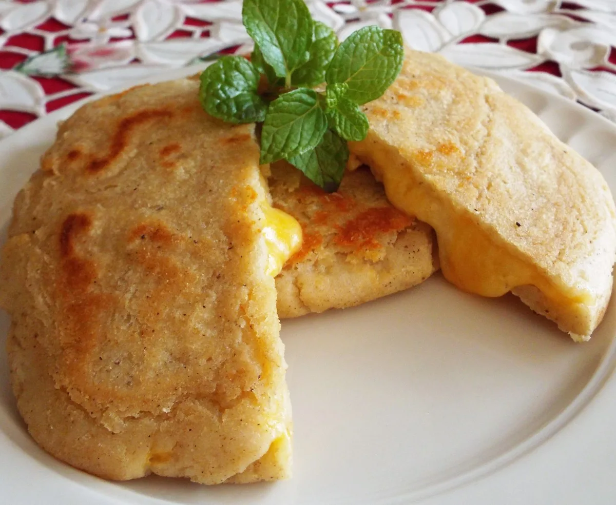 Пупуси (кукурудзяні млинці)