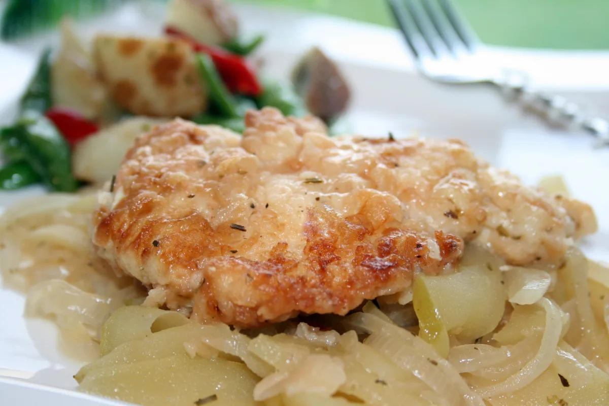 Sauced Chicken Breasts With Apples and Onions