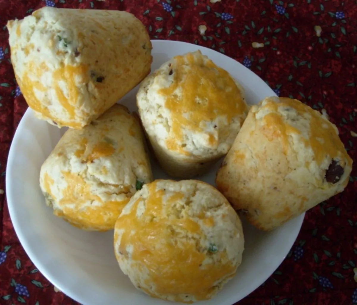 Солоні кекси з цибулею, беконом і сиром