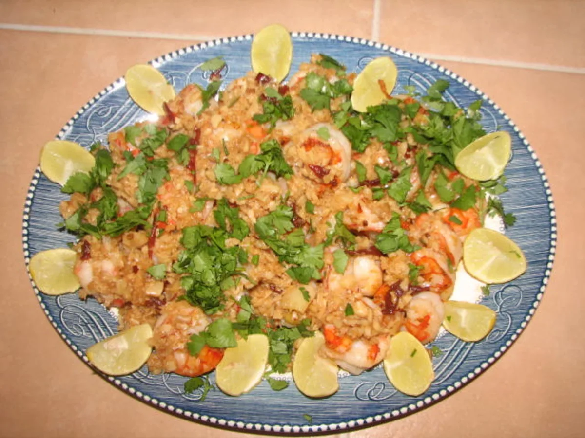 Креветки в солодко‑підсмаженому часниковому соусі (Camarones al Mojo de Ajo)