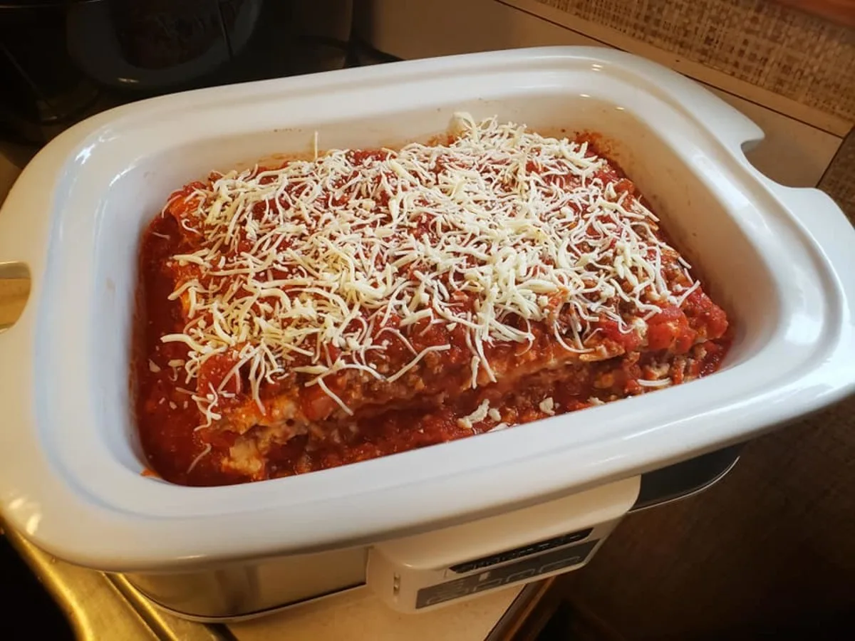 Slow Cooker Cheesy Beefy Lasagna