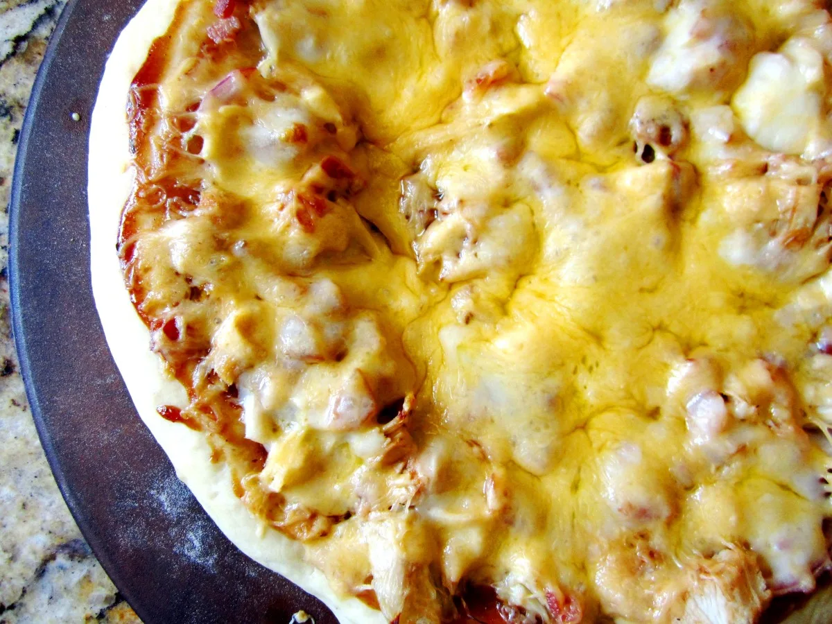 Піца з копченою куркою барбекю