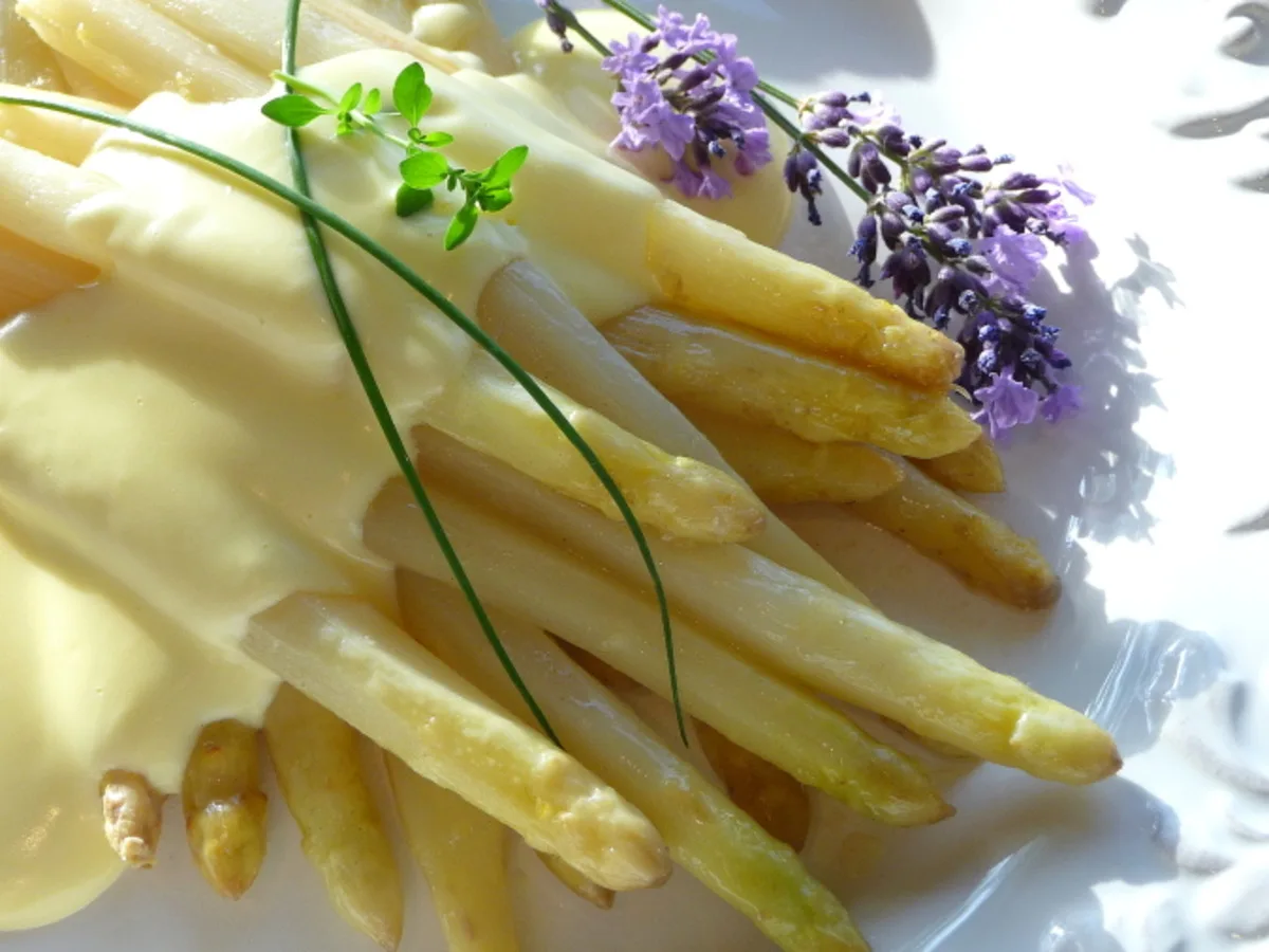 Spargel - White Asparagus With Easy Hollandaise Sauce