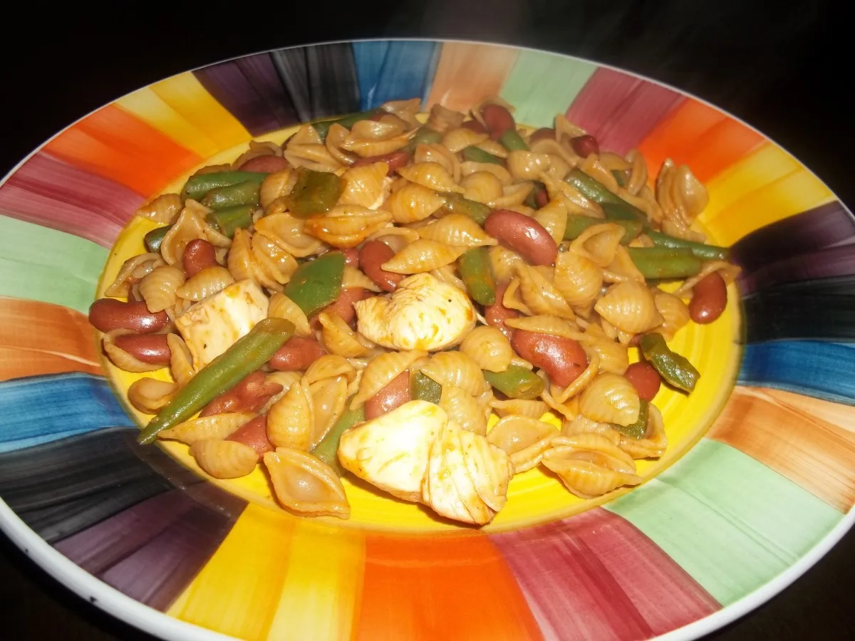 Салат з макаронами, куркою та зеленими бобами