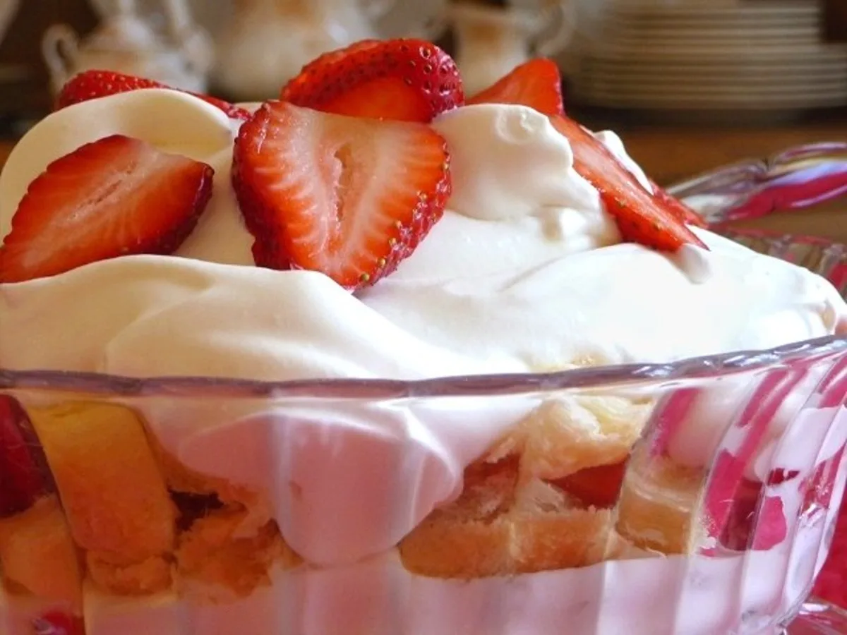 Трійфл зі strawberries та вершками