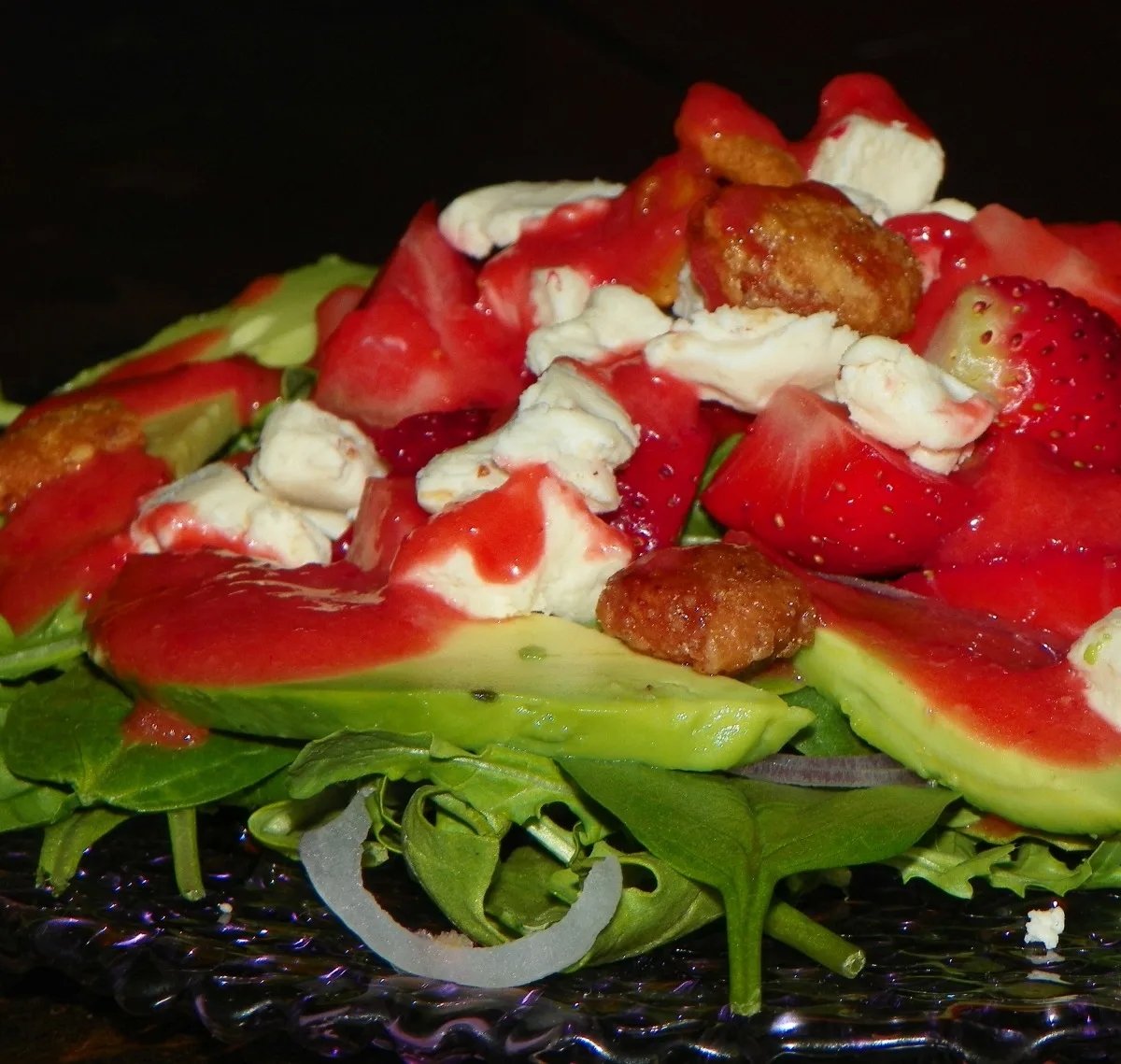 Салат зі strawberries, козячим сиром і підсмаженими волоськими горіхами
