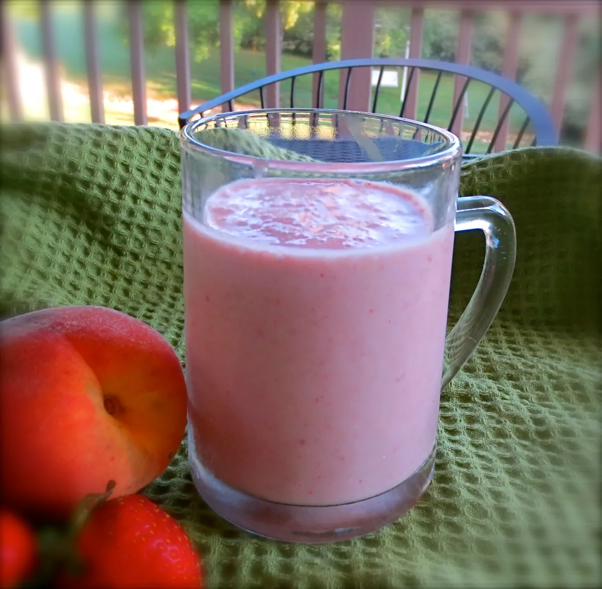 Смузі зі strawberries та персиком