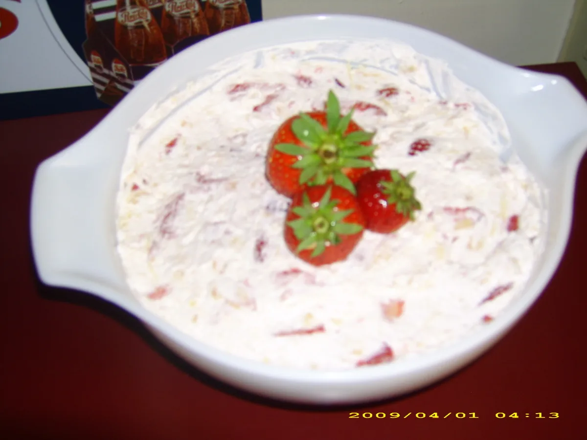 Салат зі strawberries та ананасом