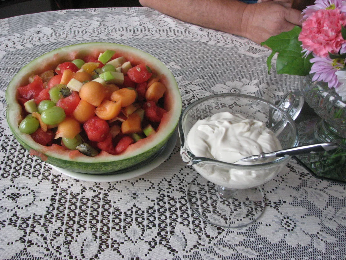 Літня фруктова миска