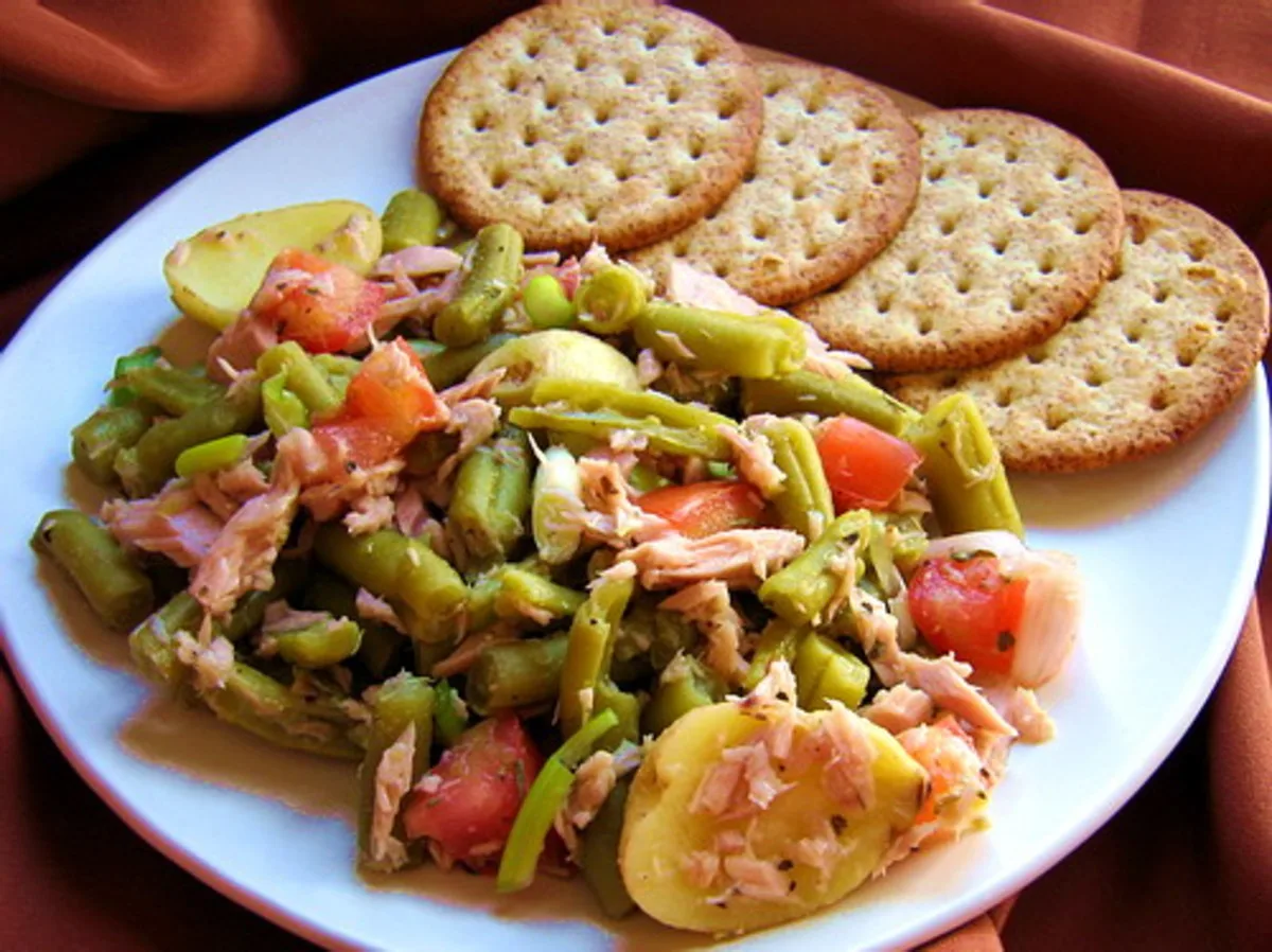 Салат з тунцем і зеленими бобами