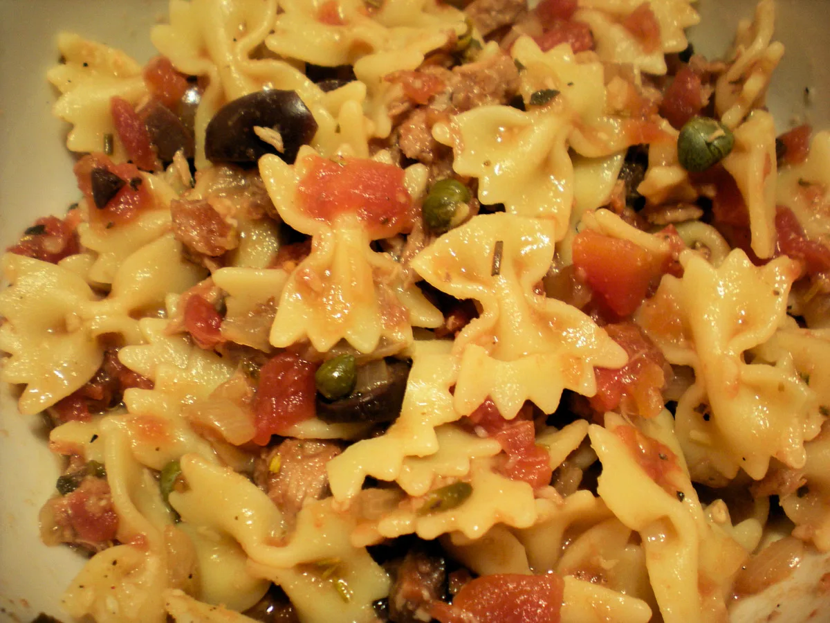 Tuna Farfalle Alla Puttanesca