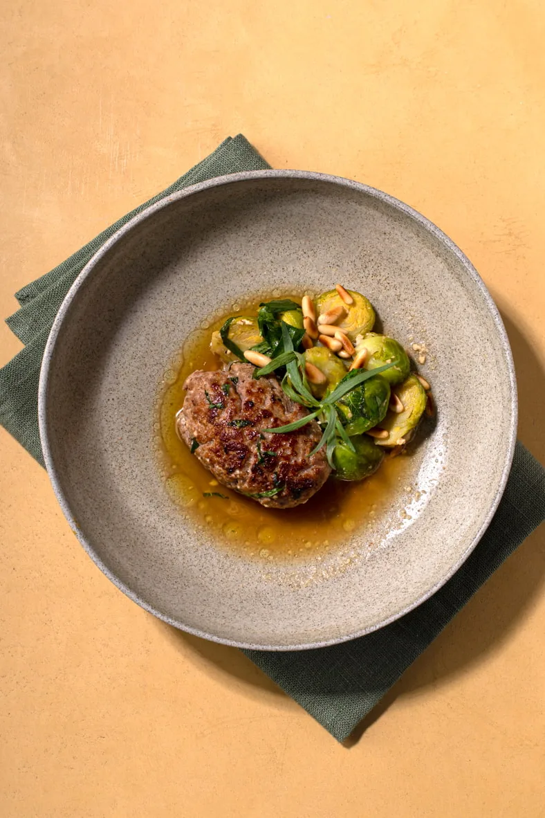 Котлета з кролика з брюсельською капустою