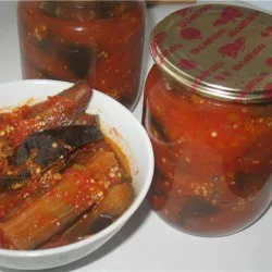 Баклажани в аджиці з яблуками