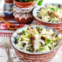 Cалат з квашеною капустою і грибами
