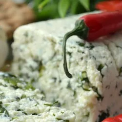 Домашній сир з травами і зеленню