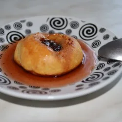 Еклери з полуничним сиропом