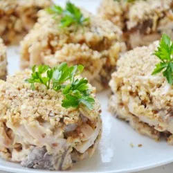 Горіховий салат з кальмарами