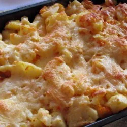 Картопля, запечена з цибулею і морквою