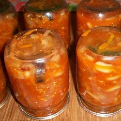 Консервований салат з баклажанів та квасолі