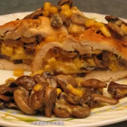 Курячий рулет з грибами та кукурудзою