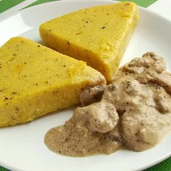 Мамалига з грибним соусом